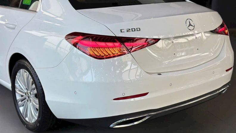 Cặp đèn hậu full LED hoàn toàn mới trên Mercedes-Benz C 200 Avantgarde