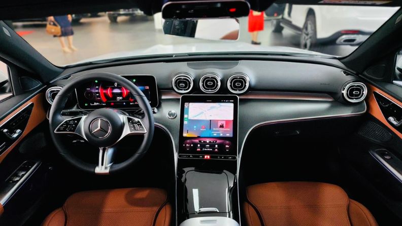Cặp đèn hậu full LED hoàn toàn mới trên Mercedes-Benz C 200 Avantgarde