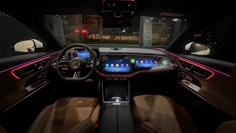 Khoang lái sang trọng e300 amg