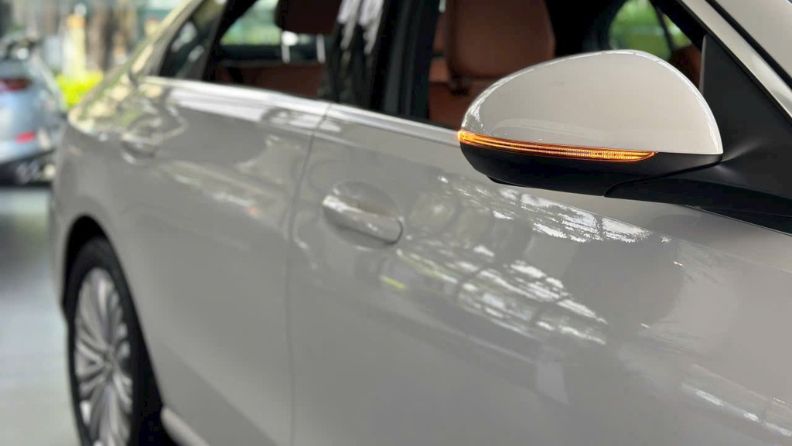 Thân xe Mercedes C 200 Avantgarde mang hiệu ứng ánh sáng đặc biệt