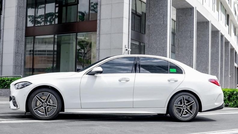 Chieu ngang xe C300 AMG v2 mau trang