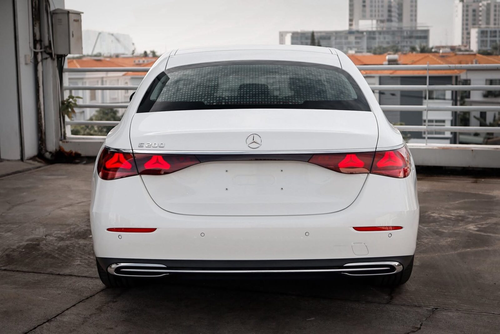 Duoi xe E200 Avantgarde
