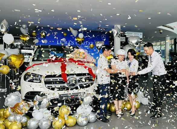 Giá lăn bánh Mercedes GLC 200 & GLC 300 tại Quảng Trị mới nhất 2026 22 Giá lăn bánh Mercedes GLC 200 & GLC 300 tại Quảng Trị mới nhất 2026 Khách nhận xe GLC 300 Quảng Trị