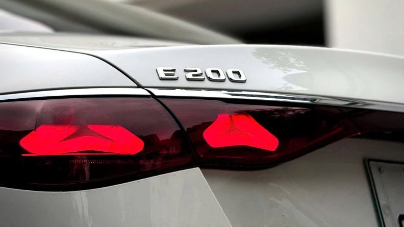 Cụm đèn hậu mới E200 avantgarde