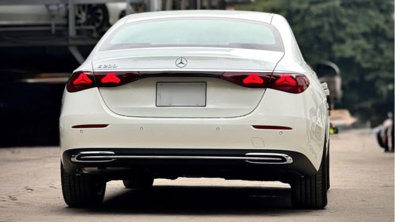 Đuôi xe E200 avantgarde
