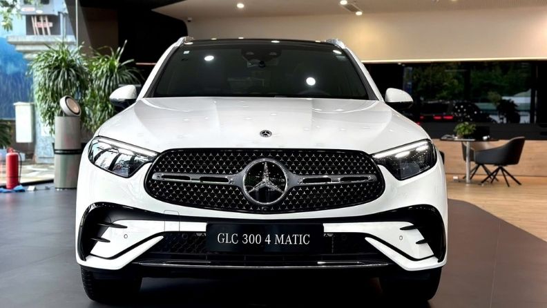 glc300 4maticc mau trang