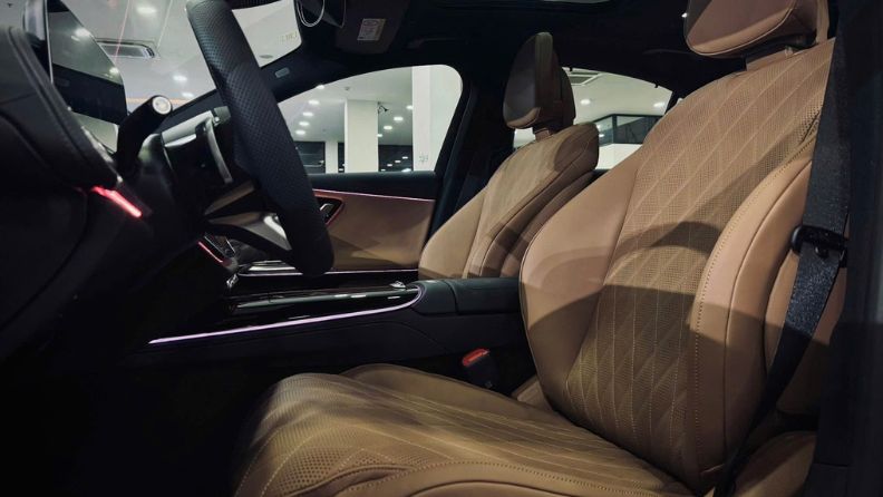 Nội thất Mercedes E300 AMG 2026: Thể thao, công nghệ & tương lai 20 Nội thất Mercedes E300 AMG 2026: Thể thao, công nghệ & tương lai Ghế ngồi E300