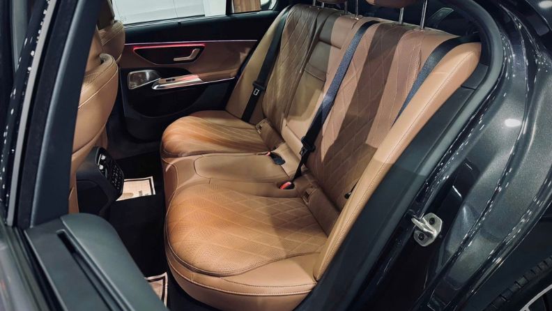 Nội thất Mercedes E300 AMG 2026: Thể thao, công nghệ & tương lai 23 Nội thất Mercedes E300 AMG 2026: Thể thao, công nghệ & tương lai Hang ghe sau E300 2026 Nội thất Mercedes E300 AMG 2026: Thể thao, công nghệ & tương lai